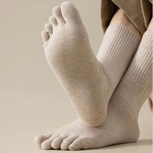 Calcetines de lana térmicos casuales de diseño nuevo con 5 dedos, calcetines de tubo acanalados de lana para invierno, calcetines deportivos cálidos de corte medio para hombre - Product Image 1