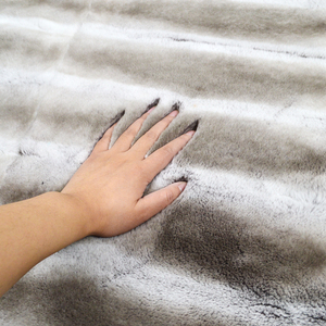 ขนกระต่ายแท้ชนิดชินชิลา ขนนุ่มธรรมชาติสำหรับฤดูหนาว เหมาะสำหรับงานหุ้มเบาะรถยนต์และงานตัดเย็บเสื้อผ้า ขนาด 55 ซม.*110 ซม. - Product Image 4