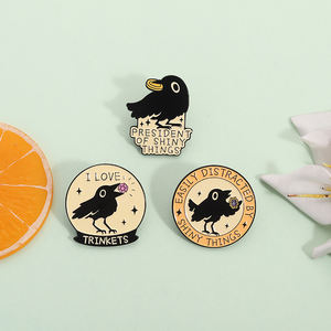 Cartoon Crow Emaille Pin Lustiger Vogel, der Diamant brosche hält Ich liebe Schmuckstücke Abzeichen Geschenk Schmuck Großhandel - Product Image 3