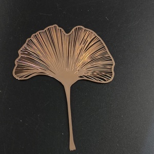Marque-page en métal plaqué or rose personnalisé en usine, motif feuille de Ginkgo ajouré, commande en gros pour cadeaux de mariage et de remise de diplôme - Product Image 1