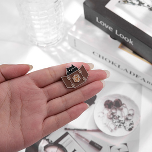 Lindo gatito broche letras inglesas dados de 12 caras insignia de Metal accesorios pequeños alfileres de solapa al por mayor para mochilas Pin de mochila - Product Image 4