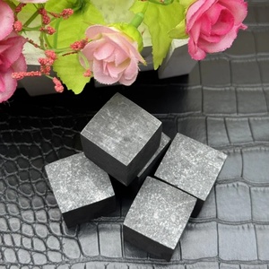 Cubes d'ornements en shungite naturelle en gros, pierres de guérison énergétique authentiques, parfaits pour la décoration intérieure et les cadeaux de fête significatifs - Product Image 3