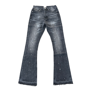 Pantalon en jean évasé noir délavé avec logo personnalisé, effet éclaboussures d'encre, ourlet brut, micro-évasé pour hommes – Vente en gros - Product Image 2