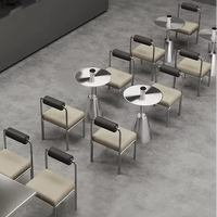 Combinaison moderne industrielle de table et chaises en acier inoxydable pour salon, restaurant, café, idéale pour les salons de thé et les espaces commerciaux.