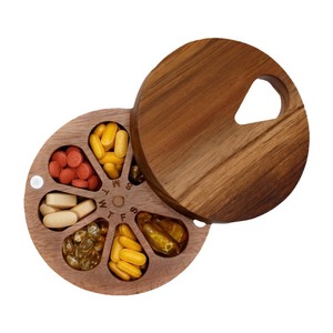 Pastillero portátil de madera con siete compartimentos, dispensador de medicamentos giratorio para uso diario - Product Image 1