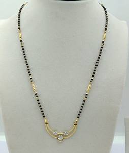 Elegante Mangalsutra Dorado con Incrustaciones de Diamantes para Mujer, Collar Moderno con Cadena de Cuentas Negras y Colgante Curvo, Joyería Étnica - Product Image 1