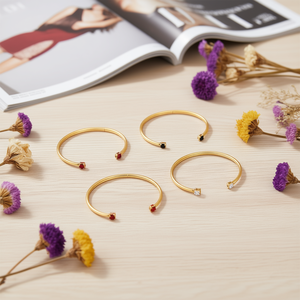 Brazalete Abierto de Acero Inoxidable en Tono Dorado, Ajustable y Moderno para Mujer - Product Image 3