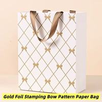 Sac en papier cartonné blanc personnalisé avec logo imprimé, matériaux recyclés écologiques, sac à main de luxe avec gaufrage à chaud doré, finition mate