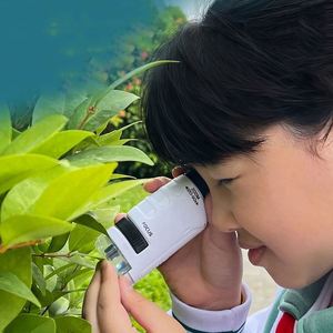 Microscopio de Bolsillo Portátil Educativo para Niños, Kit de Juguete con Luz LED Mini de 60-120x, Juguete Científico de Plástico para Estudiantes y Actividades al Aire Libre - Product Image 6