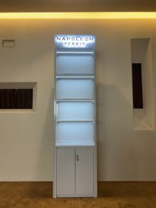 <span class=keywords><strong>Vitrina</strong></span> Cosmética LED de Metal de Lujo, Diseño Estrecho, con Estantes Retroiluminados, Dimensiones y Acabado Personalizables para Exhibición en Tiendas - Product Image 1