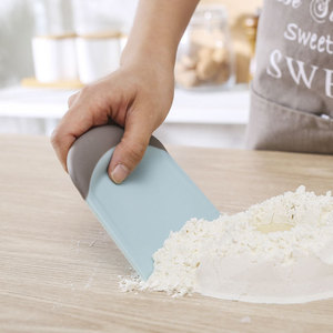 Grattoir à gâteau en plastique universel de qualité supérieure pour créer des designs de desserts créatifs et des finitions de pâtisserie élégantes dans les cuisines domestiques - Product Image 5