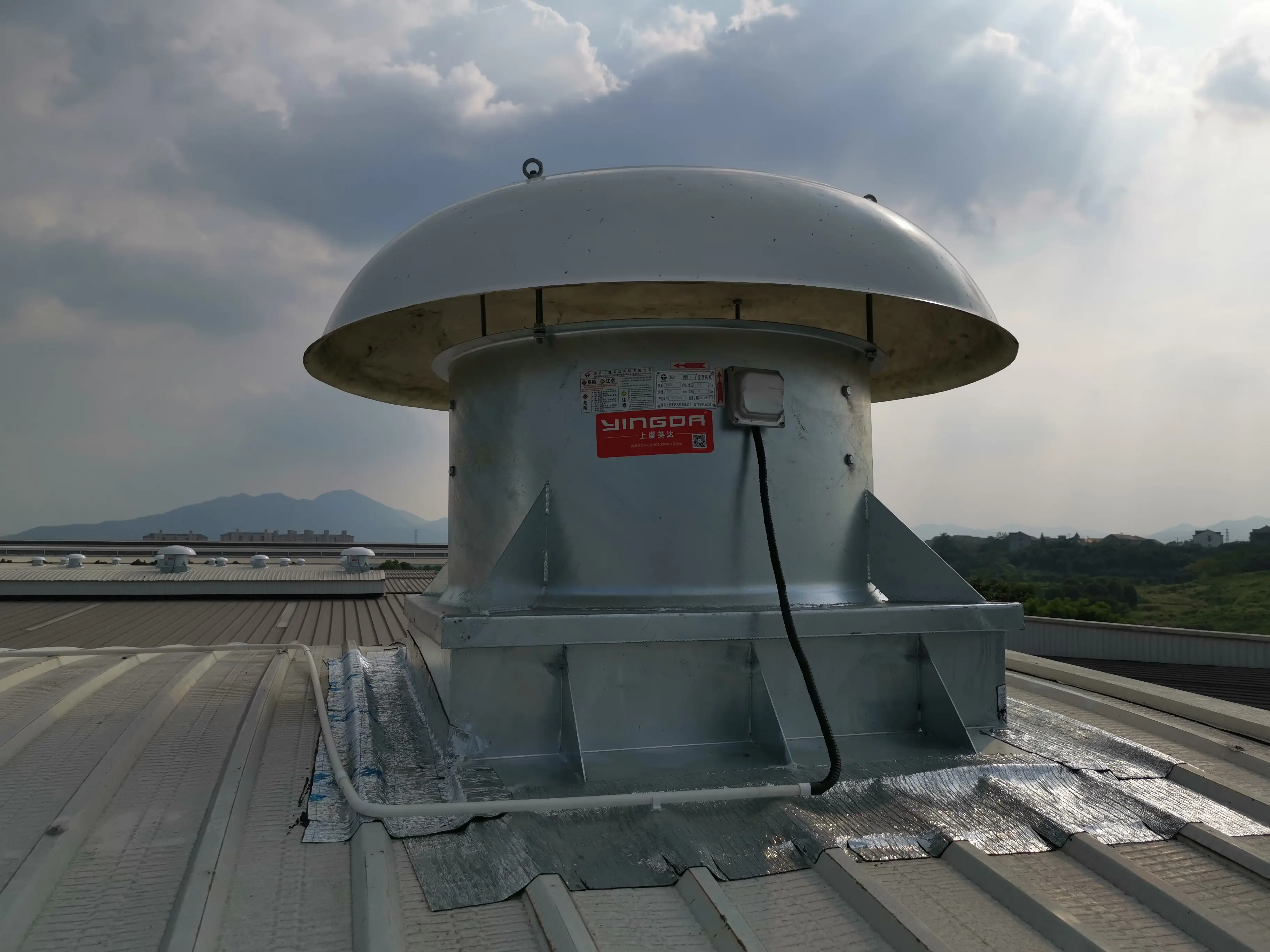 एफआरपी कार्बन स्टील चिमनी धुआं निकास अक्षीय-प्रवाह छत घुड़सवार प्रशंसक