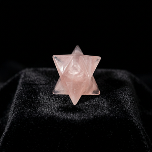Vente en gros de pierres semi-précieuses sculptées et gravées en quartz rose étoilé Markaba, pour la méditation, l'énergie positive, le Reiki, le Feng Shui, etc. - Product Image 1