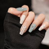 Faux ongles à presser forme cercueil, vert sauge Morandi délicat, à pois en dentelle, avec nœud transparent et perle, pour les rendez-vous et les sorties au café