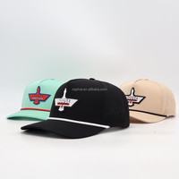 Casquette de baseball de sport en polyester imperméable de haute qualité, perforée au laser, respirante, avec cordon en caoutchouc PVC