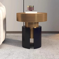 Table d'appoint ronde en métal doré brossé avec base creuse noire, table d'appoint de luxe, meuble d'appoint minimaliste pour canapé d'angle, décoration de salon