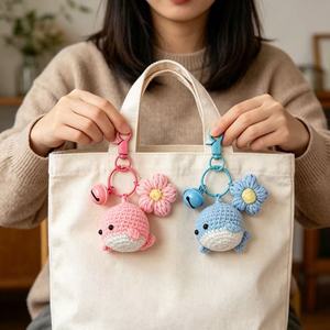 Porte-clés en crochet fait main en forme de dauphin, décoré de fleurs et de petites clochettes, idéal pour les sacs à dos, les valises et les clés de voiture - Product Image 6