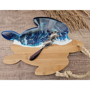 Tabla de charcutería de tortugas marinas de arte oceánico de resina, tabla de queso de bambú de tortuga marina elevada con arte de resina de ola oceánica - Product Image 4