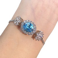 Set Perhiasan Fashion Wanita: Kalung Liontin Oval Bunga Salib Bertabur Berlian Penuh, Gelang Tembaga Warna Biru Laut Mint