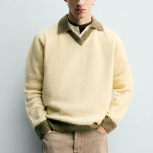 Maglione Giallo Pallido con Scollo a V per Uomo, Colletto Marrone a Contrasto, Lavorazione Soffice, Stile Preppy, Pullover alla Moda - Product Image 1