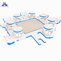 Grande plateforme flottante gonflable pour fêtes avec sièges, tables et pont central en maille pour lac, yacht, complexe hôtelier et loisirs aquatiques en groupe