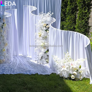 ฉากแต่งงาน LEDA ดีไซน์ใหม่ สวยหรู สำหรับงานแต่งงานกลางแจ้ง พร้อมโครงโลหะสีขาวรูปทรงคลื่น - Product Image 3