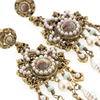 Boucles d'oreilles pendantes vintage en or antique, grandes, rondes, ajourées, motif floral, avec perles et cristaux, pour femme
