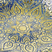 Assiette de présentation en verre vintage ornée motif cachemire bleu et or, grande assiette en verre à bord ondulé pour la décoration de table de mariage et de fête