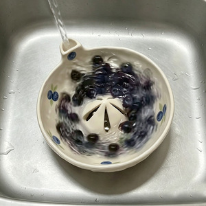 ตะกร้ากรองผลไม้ Berry Drain Basket ขนาด 20x18x8 ซม. พร้อมระบบทำความสะอาดอัตโนมัติแบบ Vortex สำหรับล้างผลไม้ สีขาว ผลิตตามสั่ง - Product Image 1