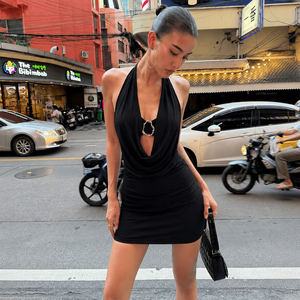 Robe mini enveloppante sans bretelles et dos nu pour femme, style punk sombre, avec détails boucle métallique, pour clubbing et soirées, coupe droite, naturelle et écologique - Product Image 2