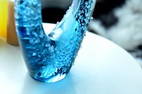 Objet d'art contemporain en verre soufflé rose, sculpture musicale abstraite faite à la main avec des formes fluides pour la décoration de maison de luxe