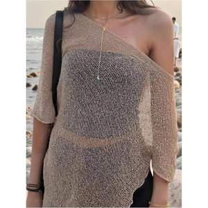 เสื้อคลุมโปโลผ้าซีทรูสำหรับผู้หญิง แบบเปิดไหล่ ถักลายไม่สมมาตร เหมาะสำหรับใส่คลุมชุดว่ายน้ำในช่วงฤดูร้อน น้ำหนักเบา ใช้เป็นผ้าคลุมชายหาดได้ - Product Image 5