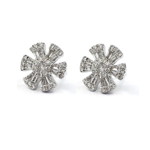 Boucles d'oreilles clous en or blanc 18 carats en forme de fleur avec diamants véritables pour femme, style mignon pour mariages et soirées - Product Image 1