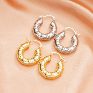 Orecchini a Cerchio a Forma di U in Bambù per Donne, Gioielli Eleganti e alla Moda - Product Image 1