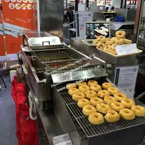 Mesin penggorengan donat segar dengan kedalaman/Flip Fry Conveyor disesuaikan otomatis, membuat donat efisien dan cepat