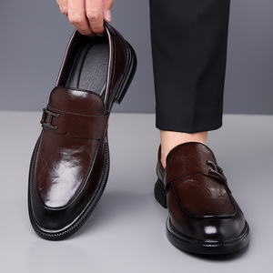 รองเท้าโลฟเฟอร์หนังผู้ชาย สีน้ำตาล สวมใส่สบาย แบบสลิปออน สำหรับธุรกิจและงานทางการ ส้นเตี้ย ทันสมัย สไตล์วัยรุ่น รุ่น 9029 - Product Image 3