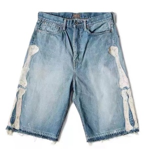 <span class=keywords><strong>Short</strong></span> en jean personnalisé pour hommes avec écusson <span class=keywords><strong>Short</strong></span> en jean bleu délavé vintage Y2K Jeans avec écusson en <span class=keywords><strong>cuir</strong></span> brodé - Product Image 3