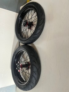 Pneus Supermotard Surron AXZ Racing Compound pour Journée sur Piste, Pneus de Moto Semi-<span class=keywords><strong>Slick</strong></span> Haute Performance <span class=keywords><strong>17</strong></span> <span class=keywords><strong>Pouces</strong></span> avec Chambre à Air, Neufs - Product Image 2