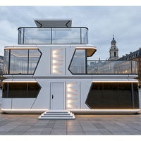 Capsule spatiale avec escalier intérieur, pour la détente et le sommeil, capsule spatiale écologique pour maison d'hôtes