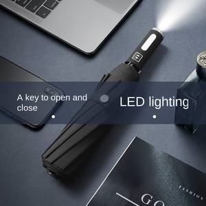 Su misura 10K tre volte automatico in gomma nera ombrello a <span class=keywords><strong>Led</strong></span> antivento per uomini e donne che pubblicizzano ombrello regalo con luce - Product Image 1