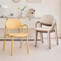 Chaise de salle à manger en plastique empilable haute durabilité avec dossier ergonomique pour restaurant, café et bar à thé