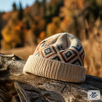 Topi rajutan beanie rajutan geometris jacquard ODM dengan manset rajutan bergaris, hangat dan nyaman, untuk distributor dan pembeli grosir