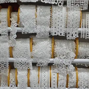 Adorno de encaje e de poliéster blanco bordado de fábrica para decoración de accesorios de ropa