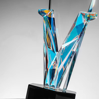 Trophée en cristal personnalisé à faible MOQ, directement de l'usine, avec logo, forme en V, facetté, gravure laser