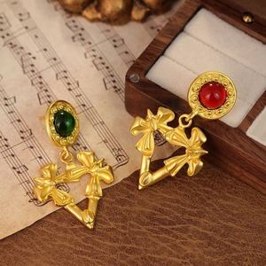 Boucles d'oreilles rétro vintage européennes et américaines pour femmes, tendance, en alliage triangulaire, nœud, motif floral exagéré, bijoux pour les fêtes - Product Image 4