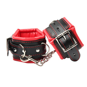 Menottes en cuir noir avec surpiqûres rouges et chaîne pour usage bondage adulte - Product Image 1