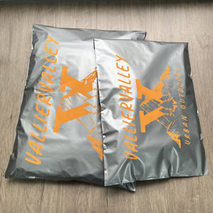 Sobres de Poliéster Plateados Personalizados con Impresión Naranja - Bolsas de Envío Impermeables para Ropa y Equipo de Exterior - Product Image 1