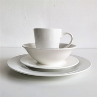 Set d'assiettes en porcelaine à bord rond blanc pur 16 pièces Set de vaisselle en céramique V Mug