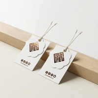 Étiquettes suspendues personnalisées en papier recyclé pour vêtements, avec impression à base d'eau, accent en feuille métallisée et ficelle de jute