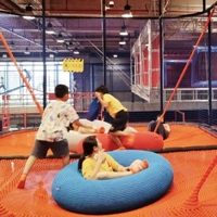 Parc de trampolines intérieur personnalisé avec équipement de jeu suspendu pour l'aventure des enfants et les centres de divertissement familial